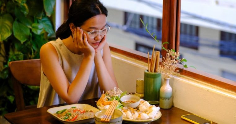 Cuối tuần ăn thất thường: 4 cách giúp cơ thể đỡ nặng bụng và giữ nhịp sinh hoạt