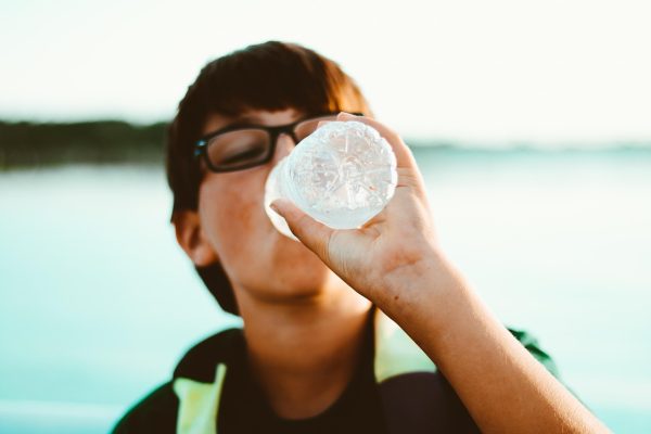 Trẻ uống nước trong ngày nóng