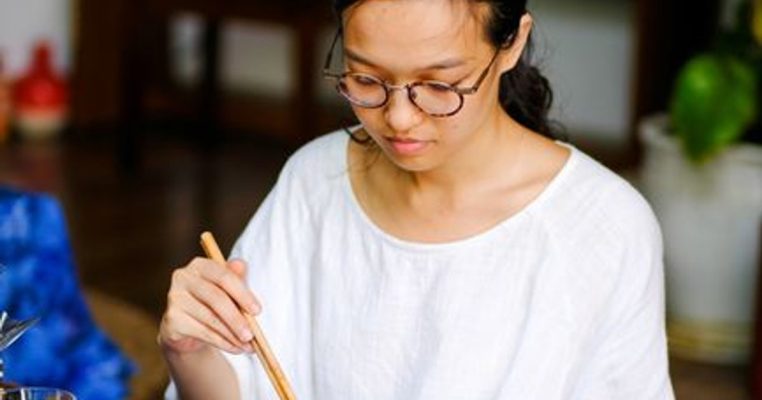 Ăn rau trước hay ăn cơm trước? Một thay đổi nhỏ giúp bữa ăn cân bằng hơn