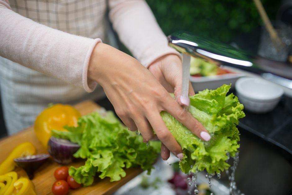 Rửa rau trong bếp để chuẩn bị bữa ăn lành mạnh cho tuần mới