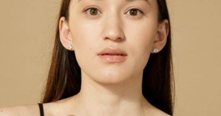 Giữ ẩm da từ trong ra ngoài: 5 thói quen uống nước và ăn uống để da sáng và mịn trong mùa hè
