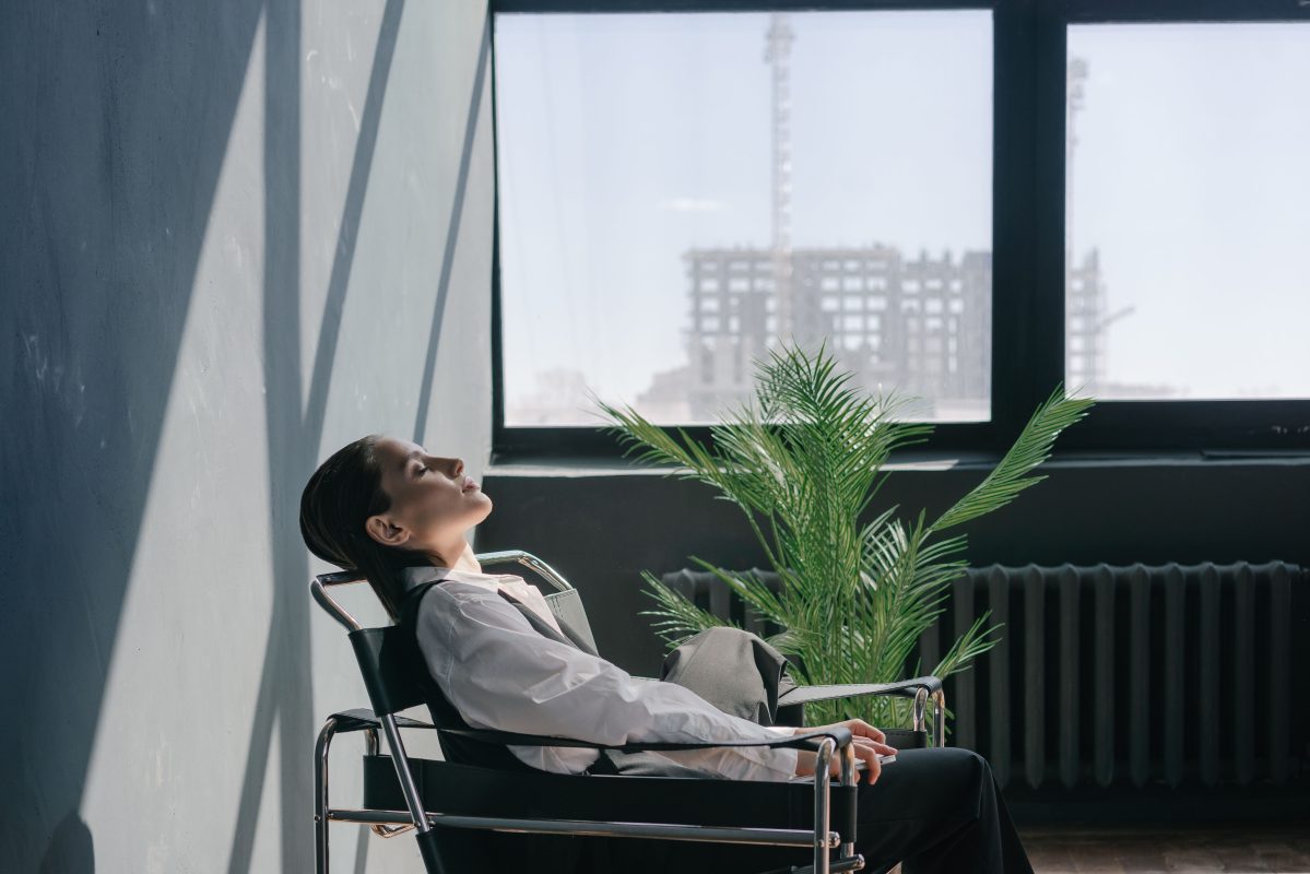 Tập thở sâu 2 phút: giảm stress ngay tại bàn làm việc