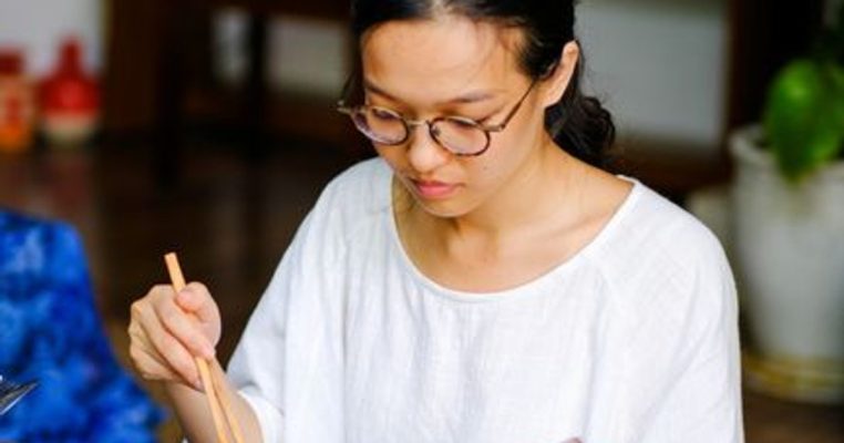 Ăn chậm hơn 10 phút: thói quen nhỏ giúp bữa cơm lành mạnh hơn